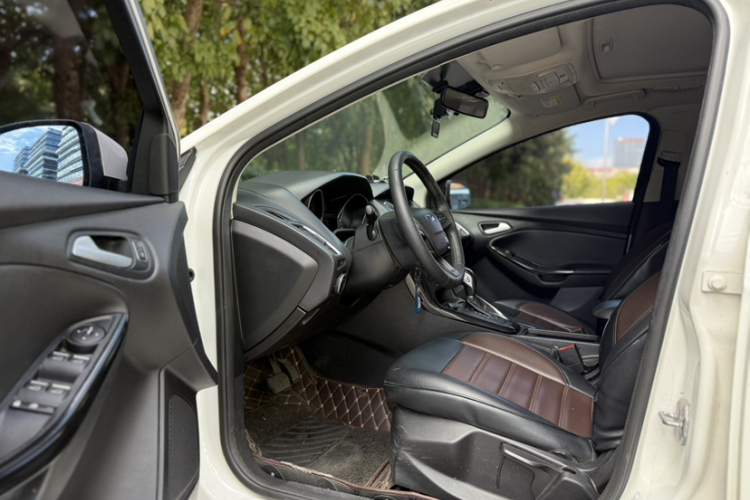 福特 福克斯 2017款 三厢 1.6L 自动风尚型智行版中控内饰7002