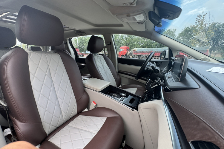 别克GL8 2021款 陆上公务舱 652T 舒适型中控内饰7012