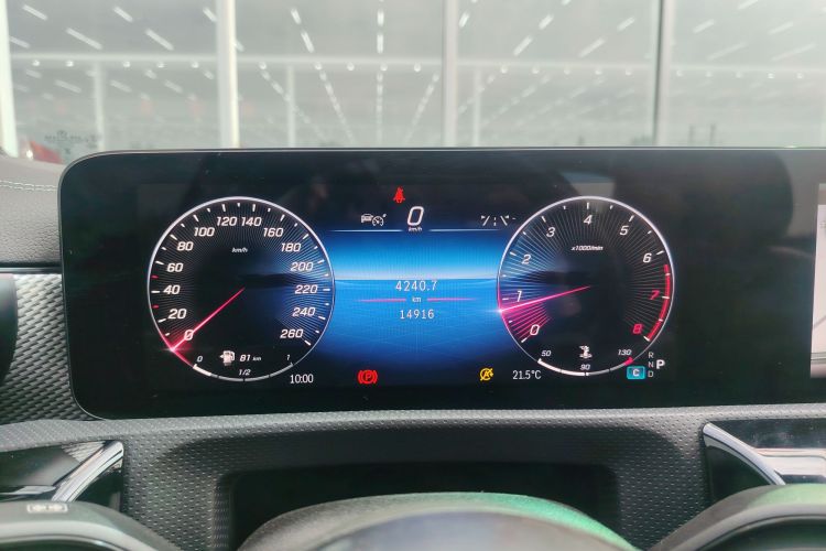 奔驰A级 2023款 A 180 L中控内饰15