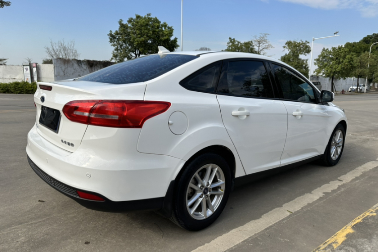 福特 福克斯 2017款 三厢 1.6L 自动风尚型智行版车身外观6006