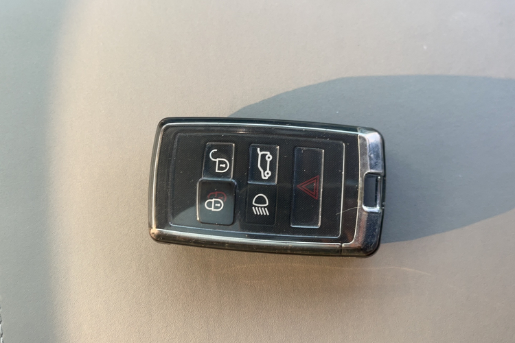 路虎卫士 2024款 90 2.0T P300 S中控内饰7003