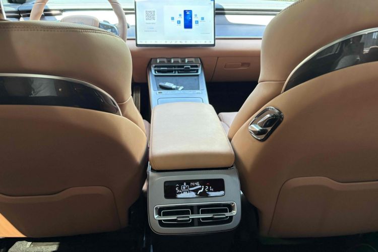 比亚迪 汉L 2025款 DM-p 四驱激光雷达旗舰型中控内饰7005