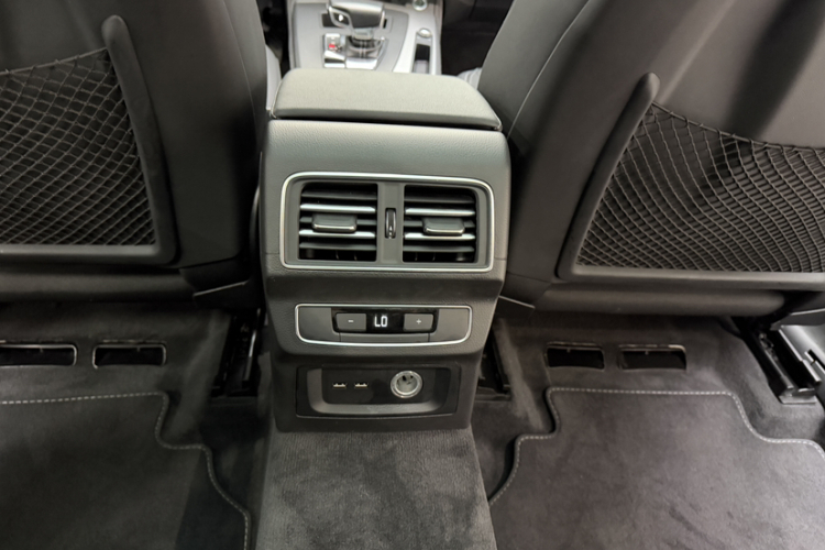 奥迪Q5L 2023款 40T 时尚致雅型中控内饰7005