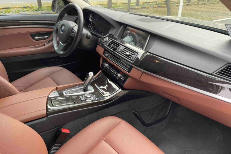 宝马5系 2017款 525Li 领先型中控内饰7010