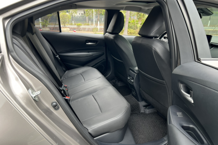 丰田 卡罗拉 2023款 1.8L 智能电混双擎 精英版中控内饰7012