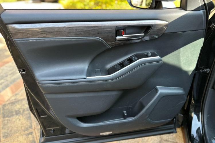 丰田 皇冠陆放 2024款 2.5L HEV四驱尊贵版中控内饰7009