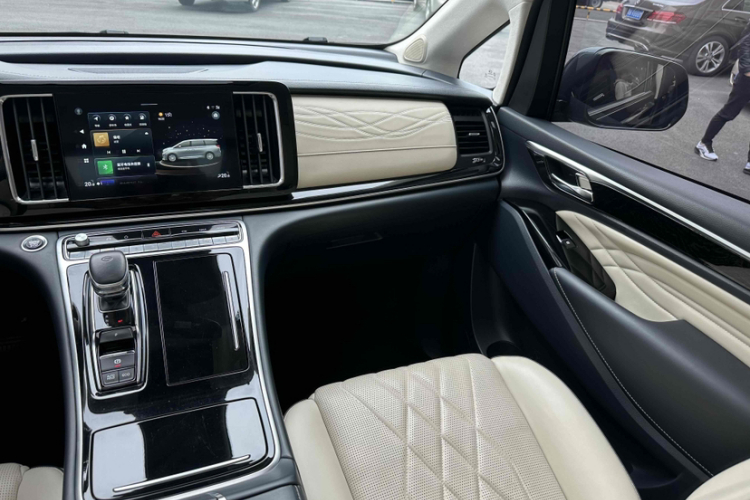 广汽传祺 传祺M8 2021款 大师系列 390T 四座御尊版中控内饰7011