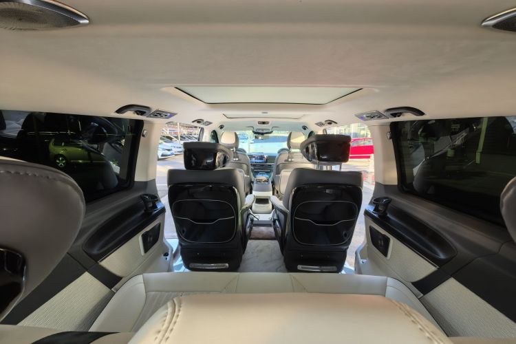 奔驰V级 2024款 V 300 L 长轴距尊贵版中控内饰7003