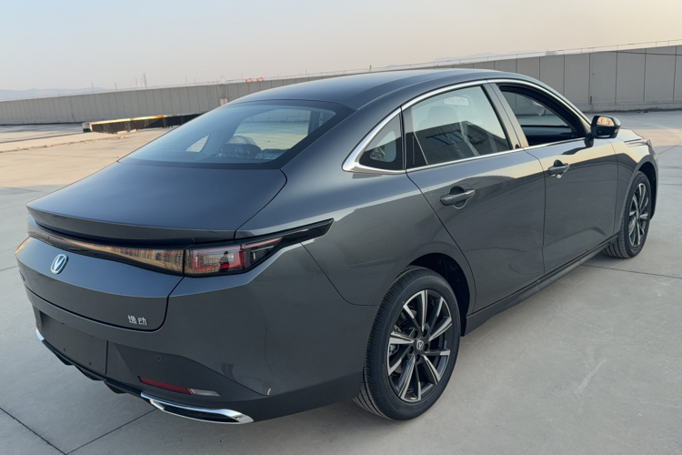 长安 逸动 2025款 蓝鲸 1.5T 500Bar尊贵型车身外观6003