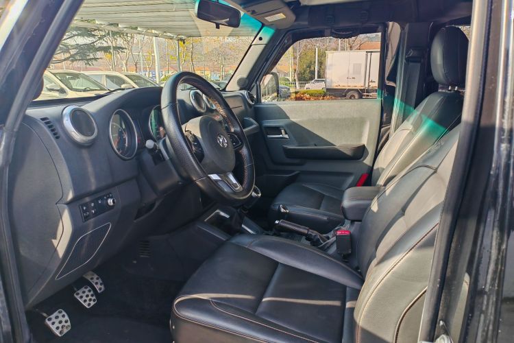 北京BJ40 2016款 40L 2.0T 手动四驱尊贵版中控内饰7002