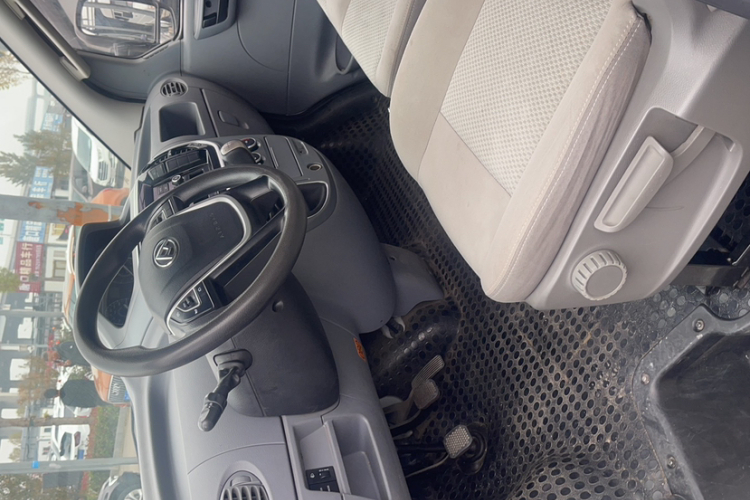 上汽大通MAXUS 新途V80 2021款 2.0T 手动经典城配王短轴超低顶3座局部细节19