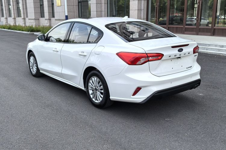 福特 福克斯 2020款 三厢 EcoBoost 180 自动锋潮型车身外观6003