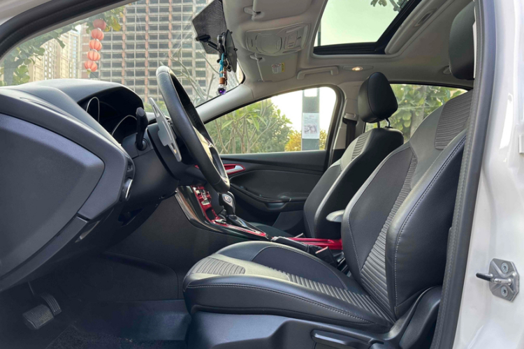 福特 福克斯 2018款 三厢经典 EcoBoost 180 自动精英型中控内饰7001