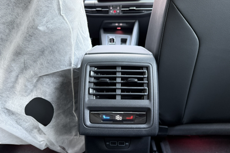 大众 高尔夫 2025款 改款二 300TSI R-Line中控内饰7003