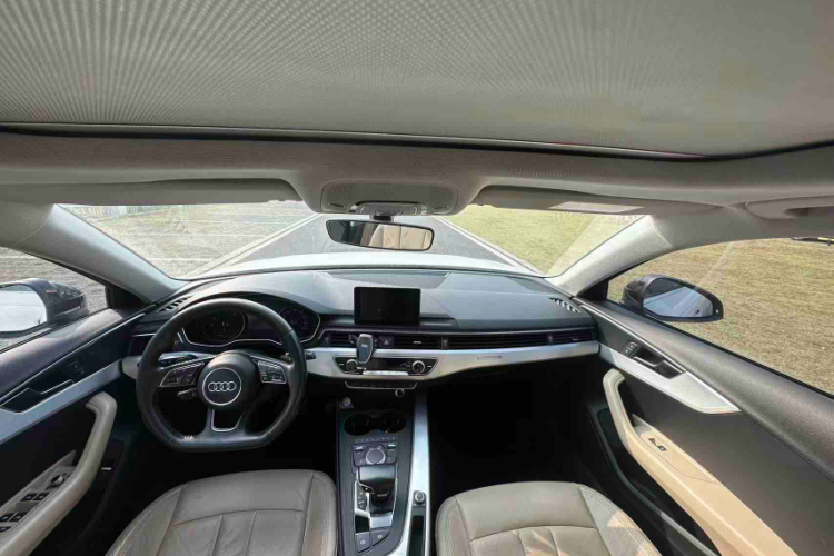 奥迪A4L 2018款 30周年年型 45 TFSI quattro 个性运动版中控内饰7002