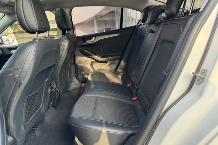 福特 福克斯 2020款 三厢 EcoBoost 180 自动锋潮型中控内饰7002