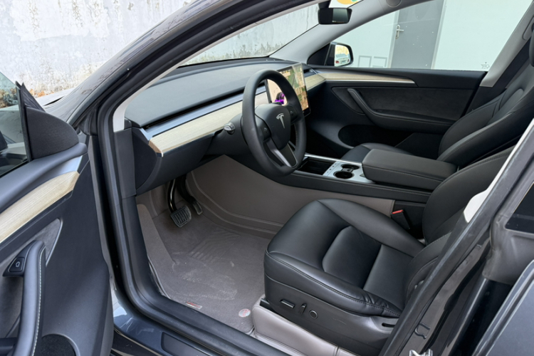 特斯拉 Model Y 2022款 改款 后轮驱动版中控内饰7003