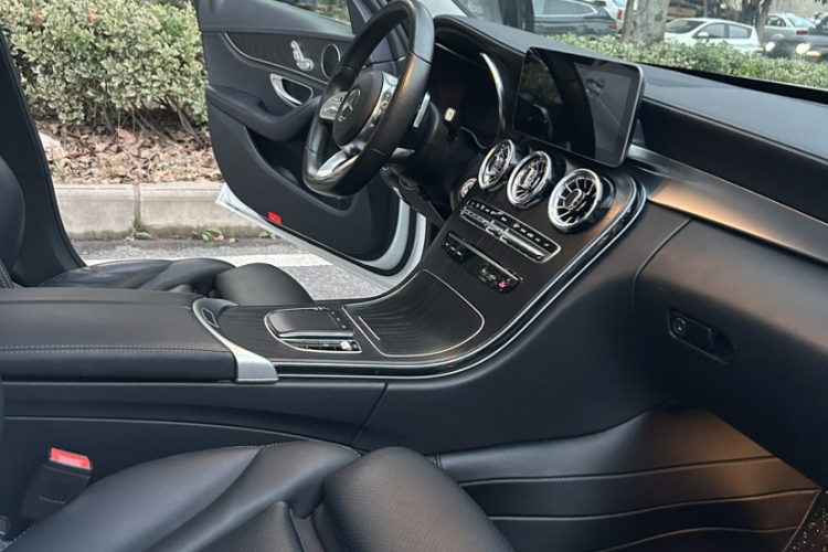 奔驰C级 2020款 改款 C 200 L 时尚型运动版中控内饰7009