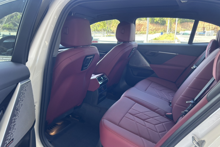 宝马5系 2025款 530Li 领先型 M运动套装中控内饰7003