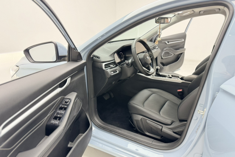 吉利汽车 帝豪 2023款 第4代冠军版 1.5L CVT尊贵型中控内饰7009