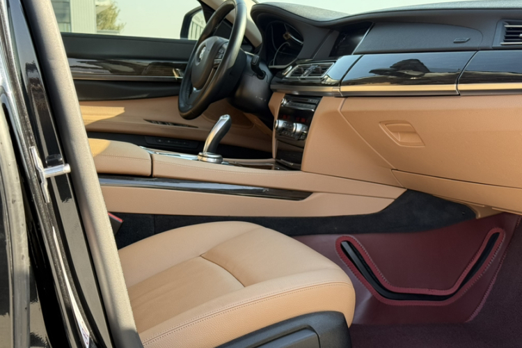 宝马7系 2014款 730Li 臻享型局部细节9011