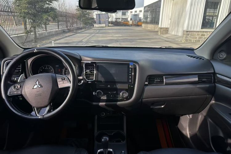 三菱 欧蓝德 2016款 2.4L 四驱精英版 5座车身外观6008