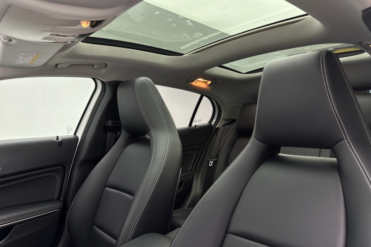 奔驰GLA 2018款 GLA 200 时尚型中控内饰7001