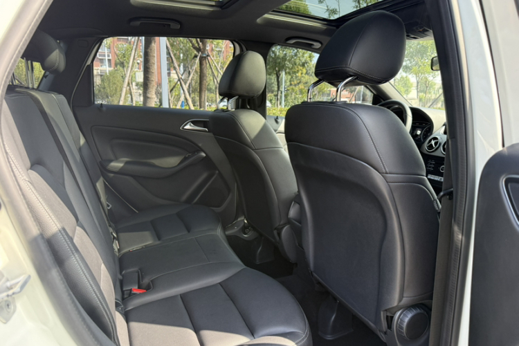 奔驰B级 2017款 B 200 动感型中控内饰7001