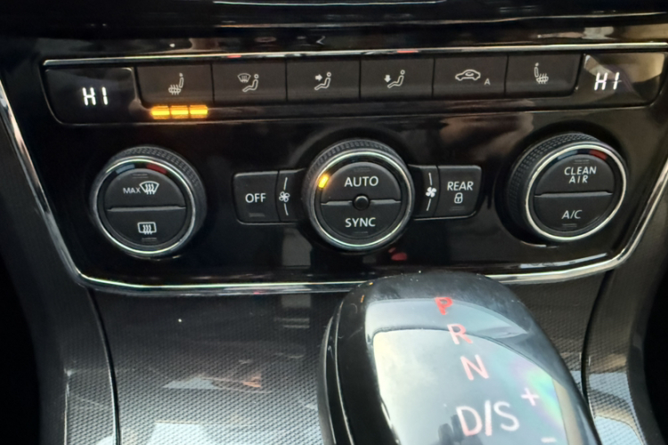 大众 帕萨特 2017款 330TSI DSG御尊版中控内饰7012