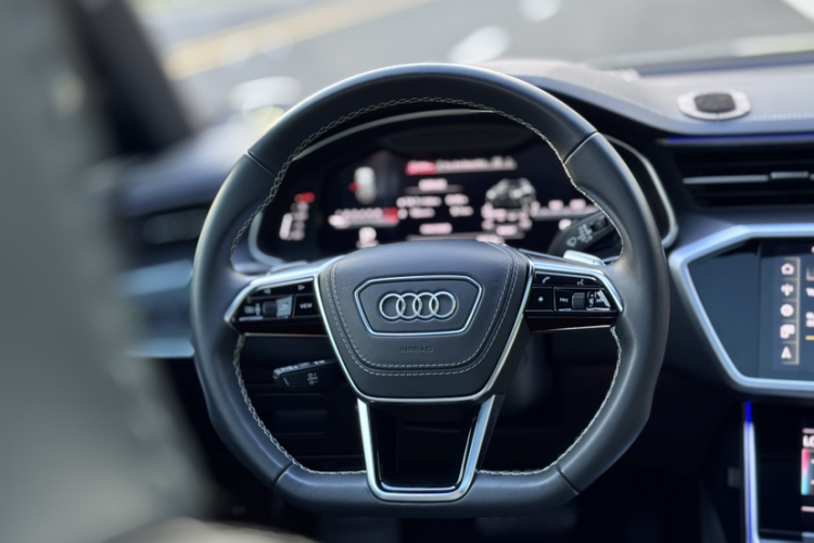 奥迪A7L 2024款 45 TFSI quattro RS 套件竞速版局部细节13