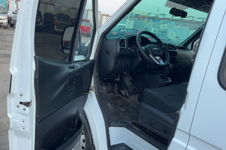 江铃 特顺 2019款 2.8T商运型短轴中顶6座国VI JX493局部细节19