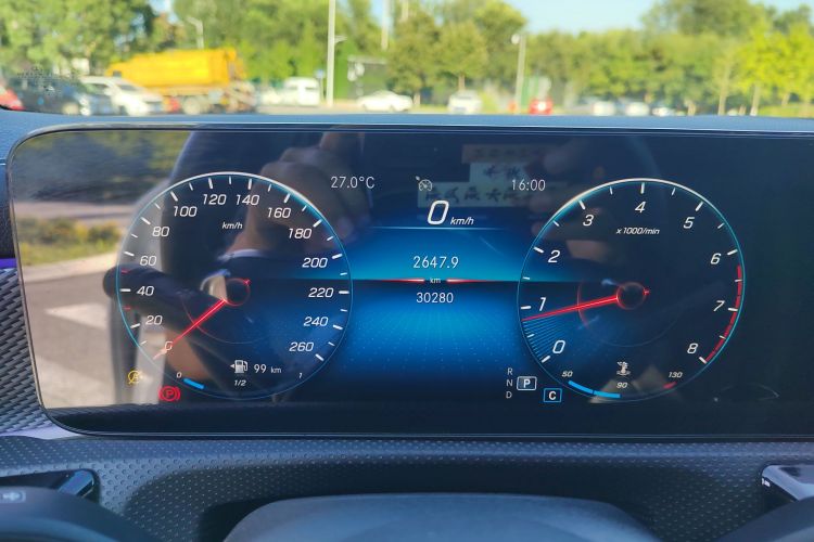 奔驰A级 2022款 A 200 L 运动轿车时尚型中控内饰15