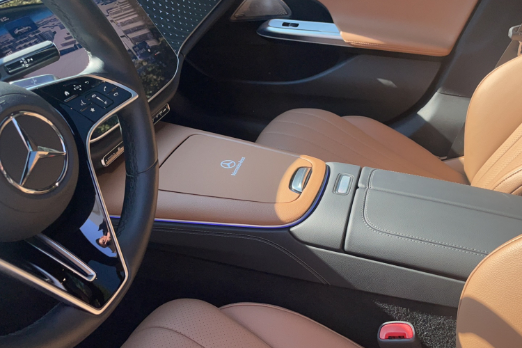 奔驰E级 2024款 改款 E 260 L中控内饰7010