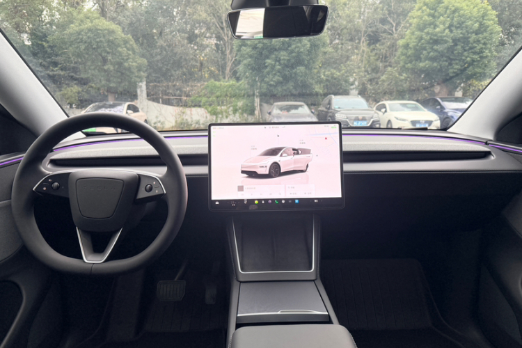 特斯拉 Model Y 2025款 后轮驱动版中控内饰7002