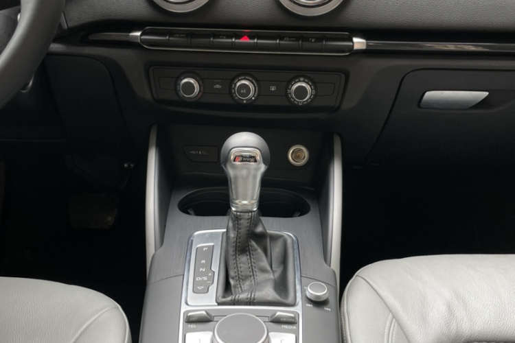 奥迪A3 2017款 Sportback 35 TFSI 时尚型中控内饰7001