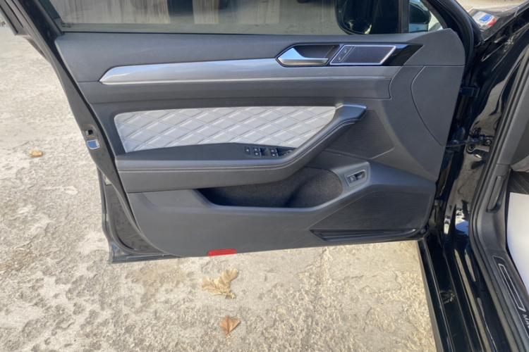 大众 迈腾 2023款 200万辆纪念版 280TSI DSG领先型中控内饰7007