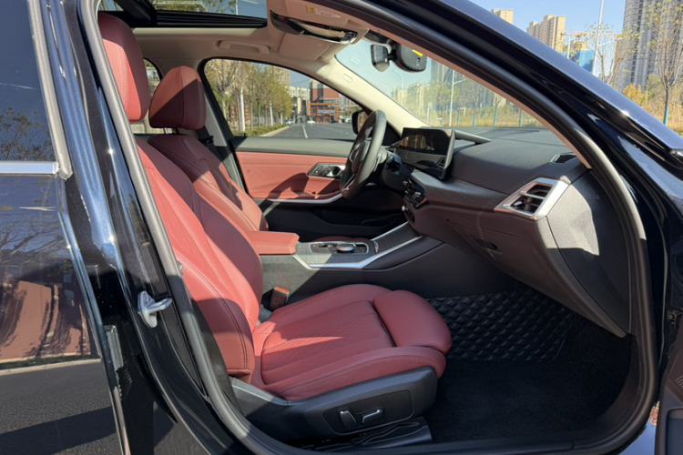 宝马3系 2025款 325Li M运动套装中控内饰7002