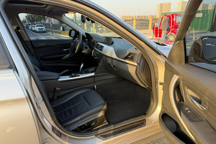 宝马3系 2014款 320i 时尚型中控内饰7008