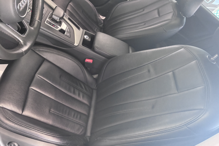 奥迪A4L 2019款 35 TFSI 进取型 国V中控内饰7002