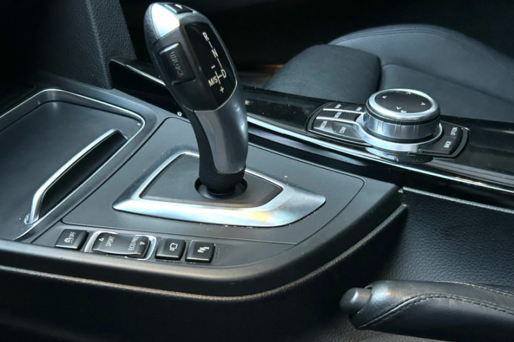 宝马3系GT 2019款 320i 时尚型中控内饰7008