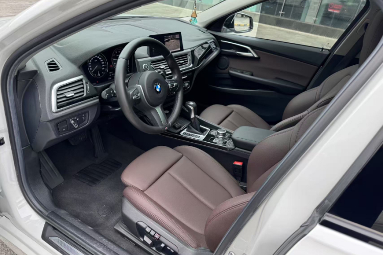 宝马1系 2019款 120i 领先型M运动套装车身外观6010