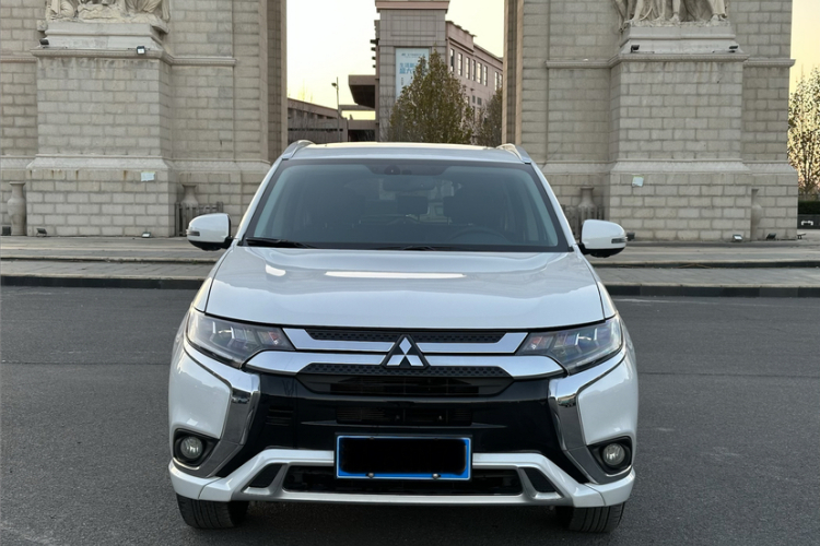 三菱 欧蓝德 2021款 2.4L 四驱致享版 7座车身外观6006