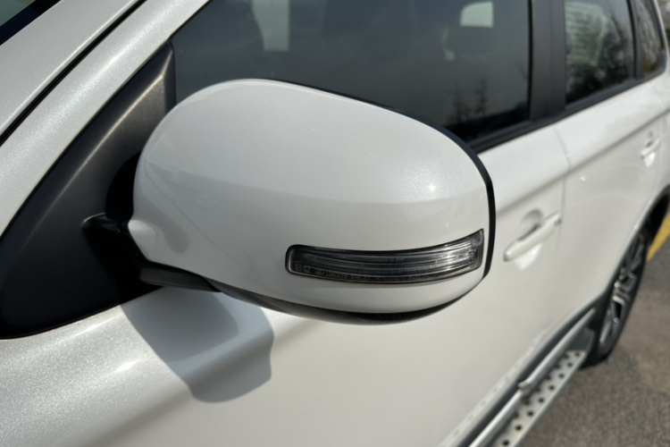 三菱 欧蓝德 2018款 2.0L 两驱荣耀版 5座车身外观6009