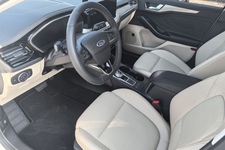 福特 福克斯 2021款 三厢 EcoBoost 180 自动锋潮型局部细节19