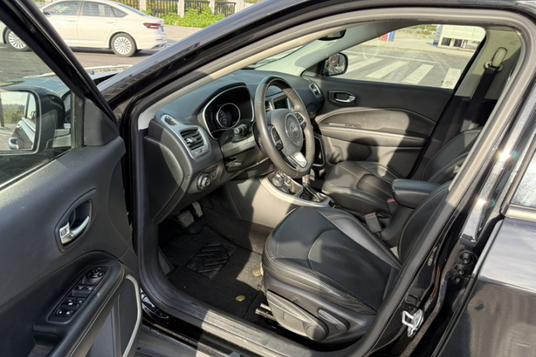 Jeep 指南者 2017款 200T 自动家享四驱版中控内饰7011