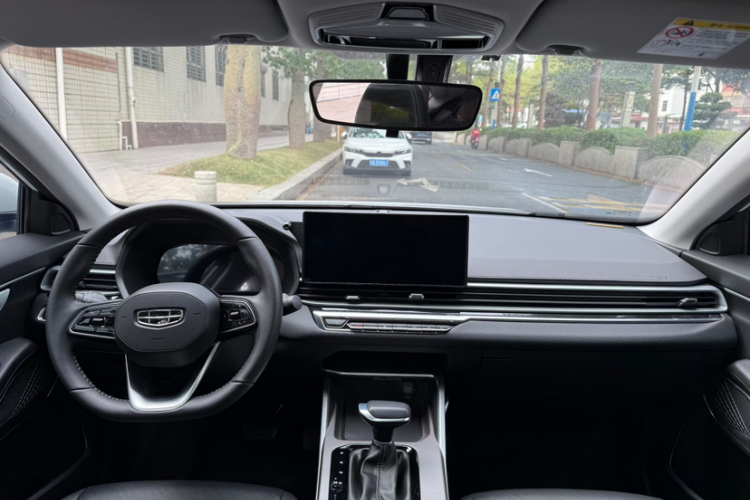 吉利汽车 帝豪 2023款 第4代冠军版 1.5L CVT尊贵型中控内饰7001