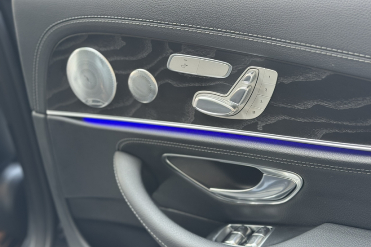 奔驰E级 2019款 改款 E 300 L 运动豪华型中控内饰7002