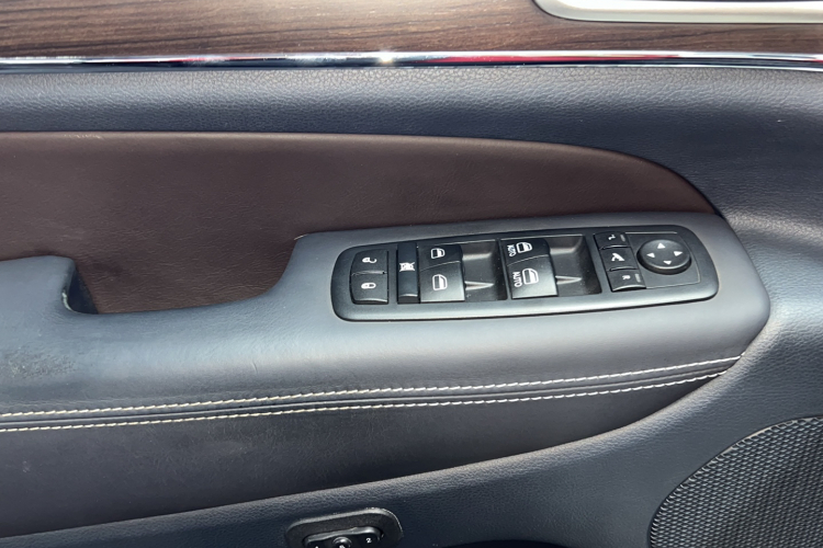 Jeep 大切诺基(进口) 2015款 3.6L 豪华导航版局部细节9004