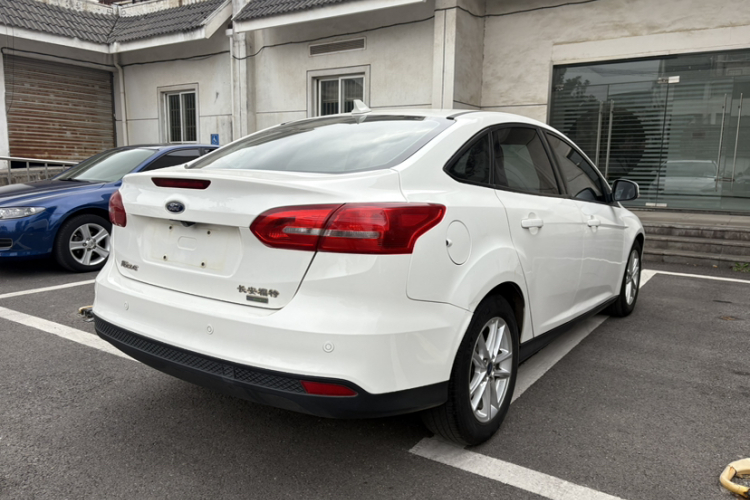 福特 福克斯 2018款 三厢经典 EcoBoost 125 自动超能风尚型智行版车身外观6007