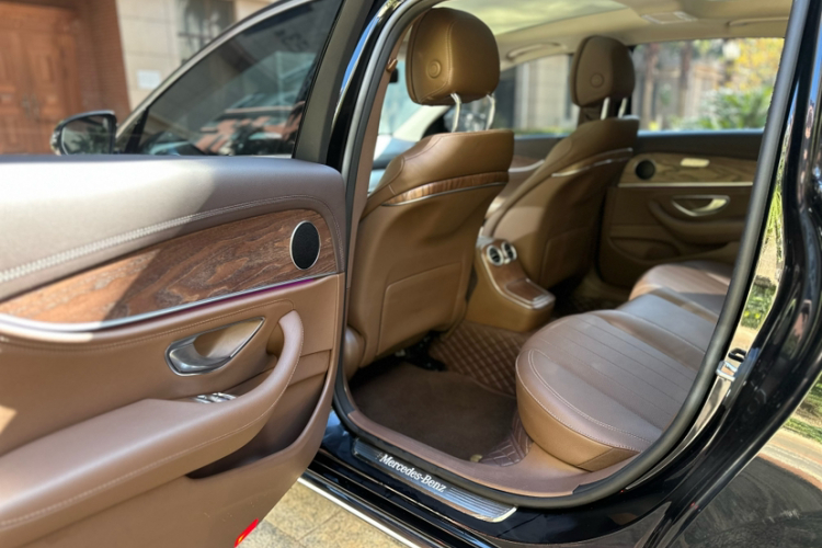 奔驰E级 2023款 改款 E 300 L 时尚型中控内饰7005